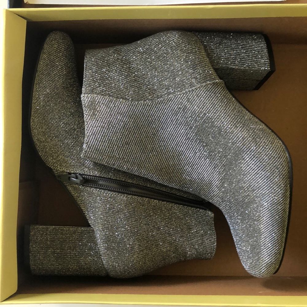 🔥Never worn Sparkly silver boots!🔥